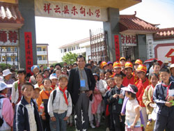 新しい小学校を前に曹顧問と子供たち